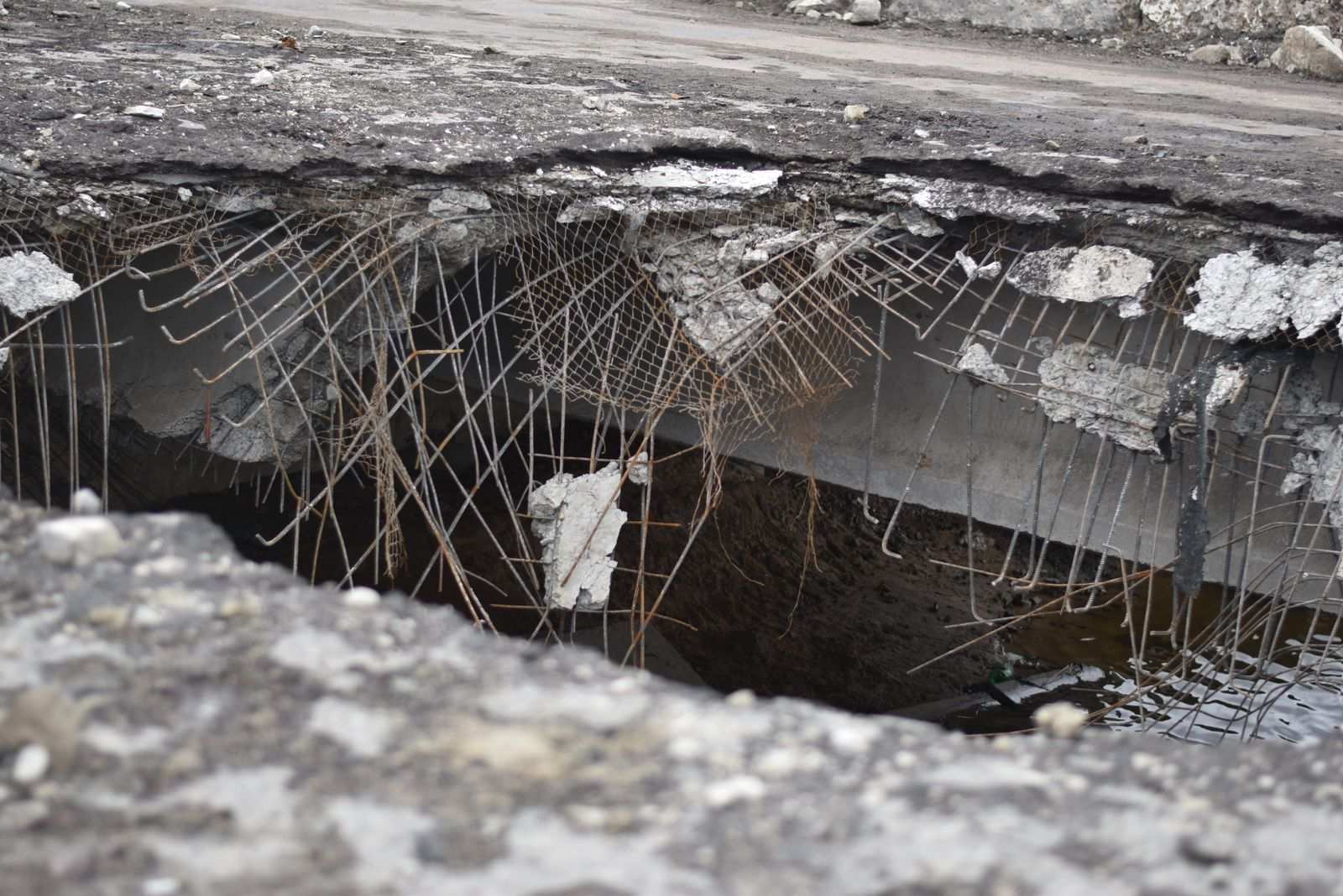 Darbininkas ardo betonines grindis atskėlimo kūju